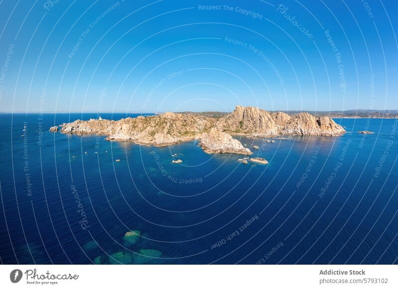 Luftaufnahme der ruhigen sardischen Küste und der felsigen Landschaft Sardinien Italien Felsküste Grün Blauer Himmel mediterran Natur Gelassenheit MEER Wasser