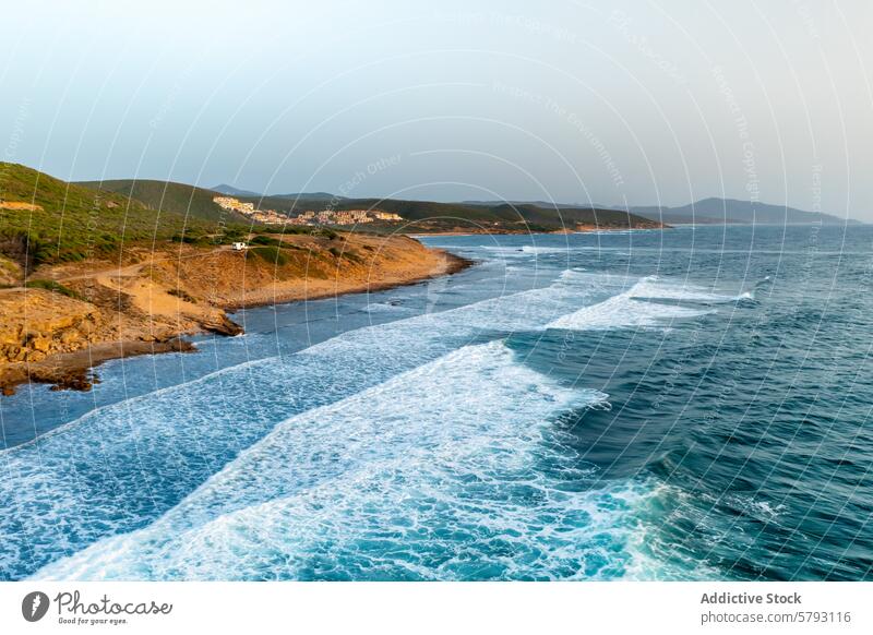 Malerische sardische Küste mit krachenden Wellen Sardinien Italien Küstenlinie MEER schaumig Hügel Himmel Abenddämmerung Gelassenheit malerisch Ansicht