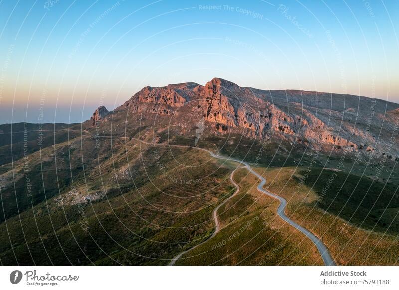 Sardische Berglandschaft in der Abenddämmerung Sardinien Italien Berge u. Gebirge Landschaft Straße geschlängelt Gelände Sonnenuntergang warme Ausstrahlung