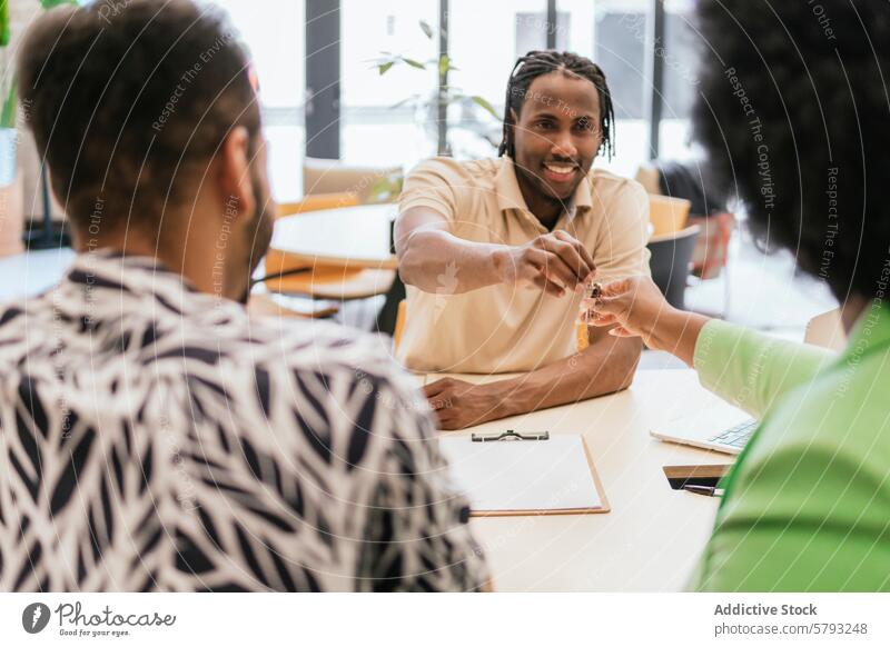 Kreative Teamarbeit in einem modernen Coworking Space Teamwork Zusammenarbeit Fachleute Sitzung vielfältig Mann Frau Kollege Büro Raum Engagement Produktivität