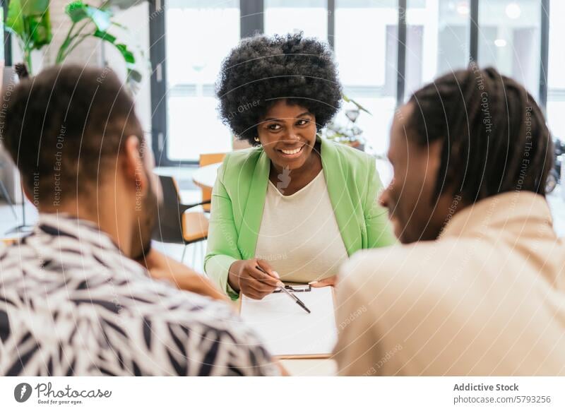 Gemeinschaftliches Arbeitsumfeld in einem modernen Coworking Space Teamwork Sitzung Zusammenarbeit Büro Raum Frau Lächeln Kollegen verbindlich Kreativität