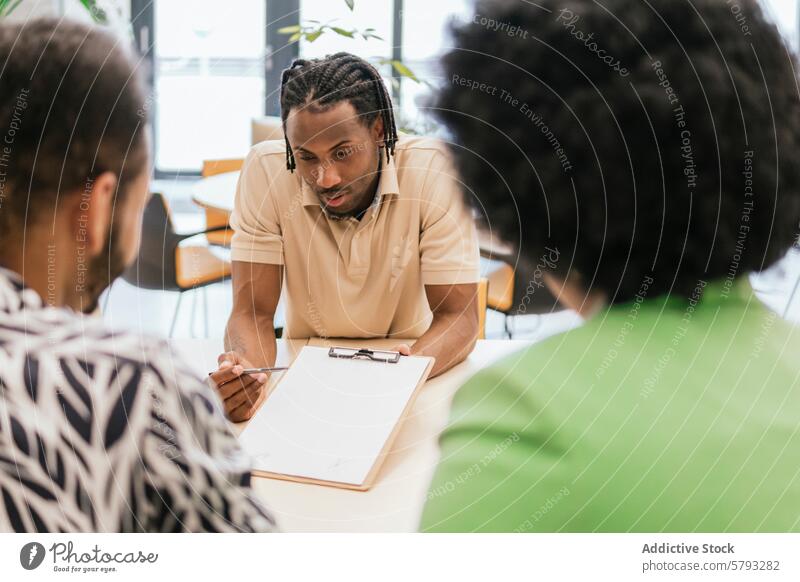 Gezielte Diskussion bei einem Geschäftstreffen multiethnisch schwarze Frau Afrohaar Afroamerikaner Sitzung Business professionell Besprechung Kollege Büro