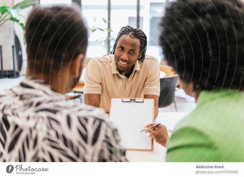 Kollaborative Teamarbeit in einem modernen Co-Working Space Sitzung Zusammenarbeit Büro Besprechung Business Arbeit Pflanze heiter Mann Kollege Engagement