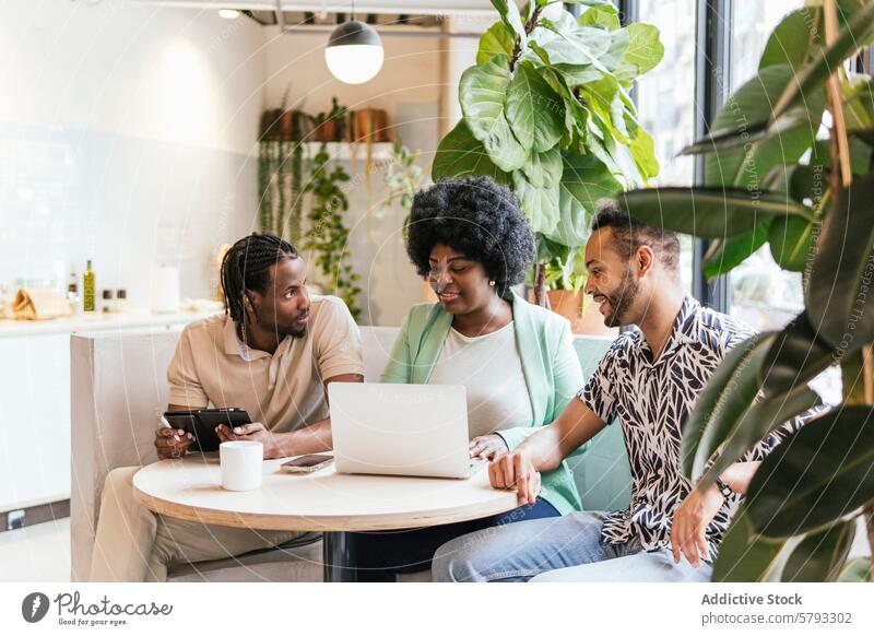 Ein vielseitiges Team arbeitet in einem modernen Coworking Space zusammen Zusammenarbeit professionell jung Besprechung Laptop Tablette Raum im Innenbereich