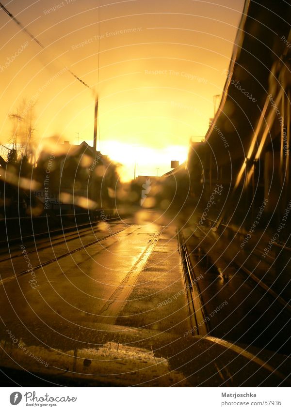 Verregneter Sonnenuntergang Regen Gleise Windschutzscheibe Scheibenwischer Industriegelände Fabrik Licht Stimmung Straße PKW Brücke Schatten orange Wege & Pfade