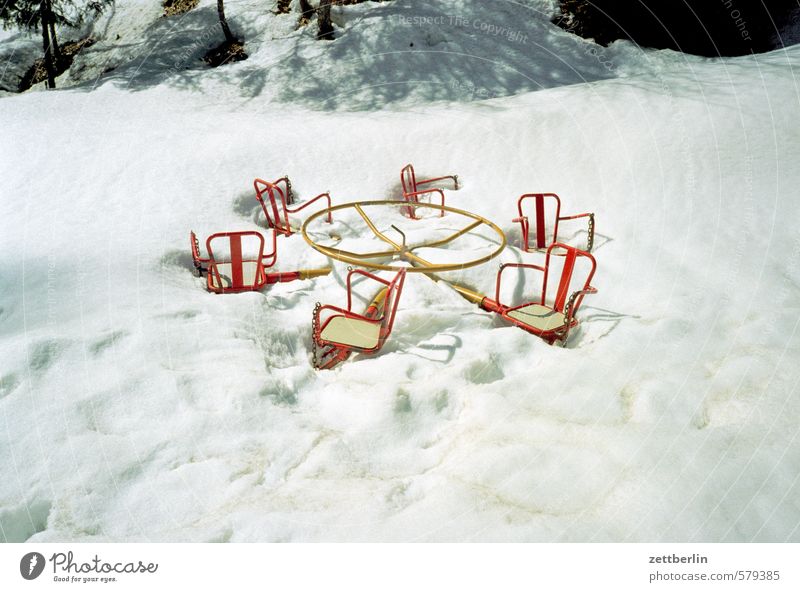 Winter Karussell Spielen Spielplatz Schnee Schneefall Winterurlaub Schneedecke Eiskristall Winterwald Schneelandschaft winterfest Spuren Schneespur