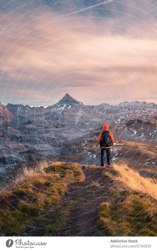 Wanderer beobachtet den Pic de Anie bei Sonnenuntergang in den Pyrenäen Bild von Anie Rontal Navarra puerto larra-belagua Herbst Trekker Berge u. Gebirge Natur