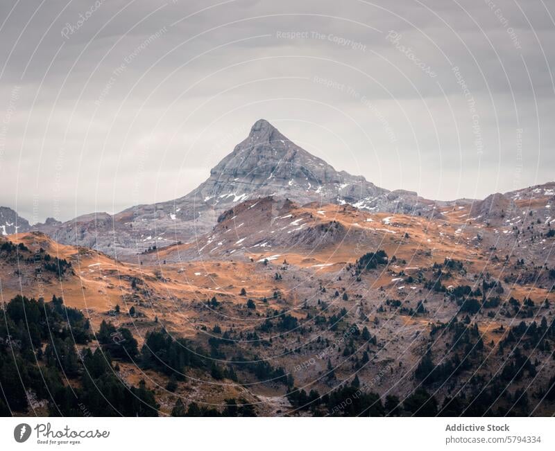 Herbstliche Farben am Pic de Anie in den Pyrenäen Bild von Anie Landschaft Rontal Berge u. Gebirge natürlich im Freien reisen Ausflugsziel Navarra