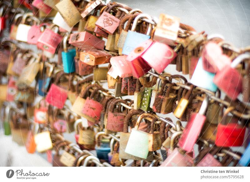 sprichwörtlich | alte Liebe rostet nicht Schlösser Liebesschlösser Brücke Brückengeländer festgekettet Liebeserklärung Liebesschloss viele Bunt Vorhängeschloss