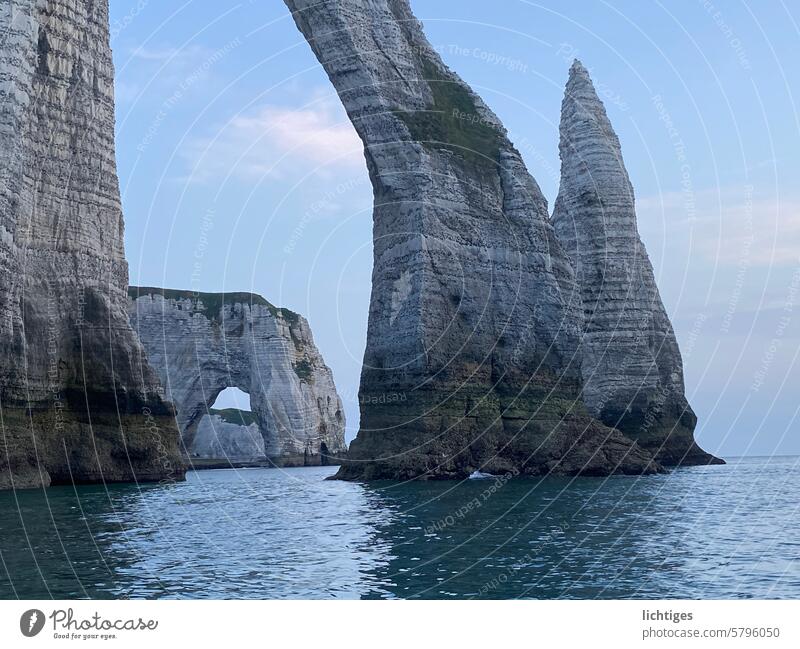 Ver-Bogen - Kalkfelsen bei Etretat in der Abenddämmerung Felsbogen Meer Naturschauspiel Erosion Naturwunder Perspektive