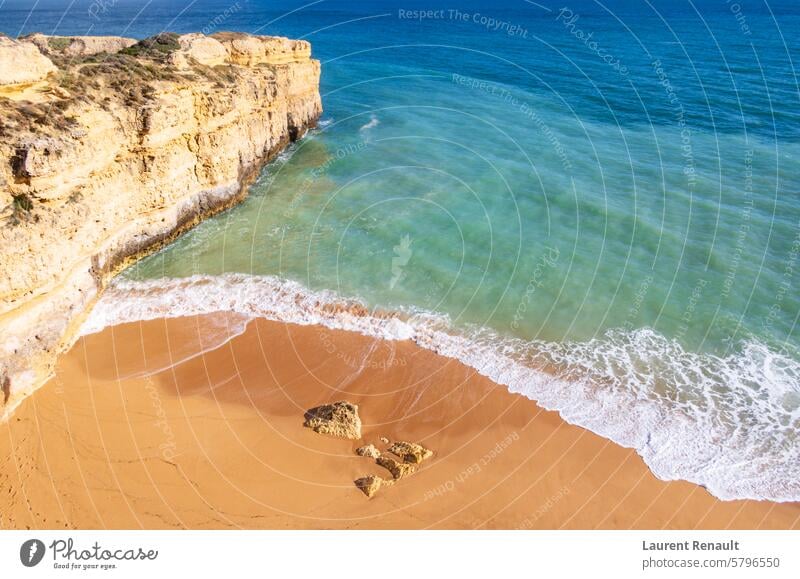 Blick von oben auf das Meer und die Wellen am Sandstrand der Algarve, Portugal Albufeira Antenne atlantisch Strand Klippe Küste Himmel (Jenseits) himmlisch