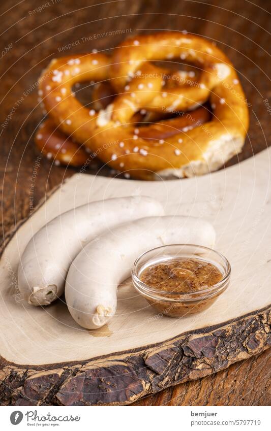 Bayerische Weißwürste auf Holz Weißwurst Fleisch Bayern Essen Kalbfleisch München Oktoberfest Fest Tradition Brezel weiß Senf rustikal Schweinefleisch Wurst