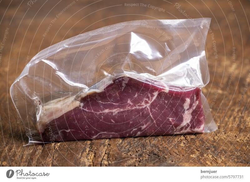 Rohes Steak im Sous-Vide-Beutel flämisch Plastik Stadt Essen roh Rindfleisch frisch chuck in Scheiben geschnitten angus Packung flach legen Verpackung Kotelett