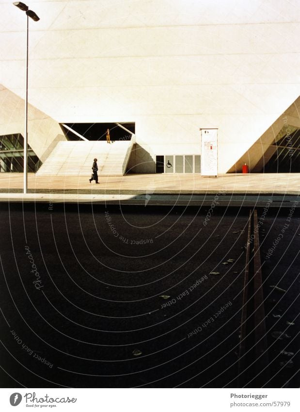 porto 2005 Laterne Gleise Portugal Eingang Mensch Straße casa da musica rem koolhaas Schatten Treppe Architektur