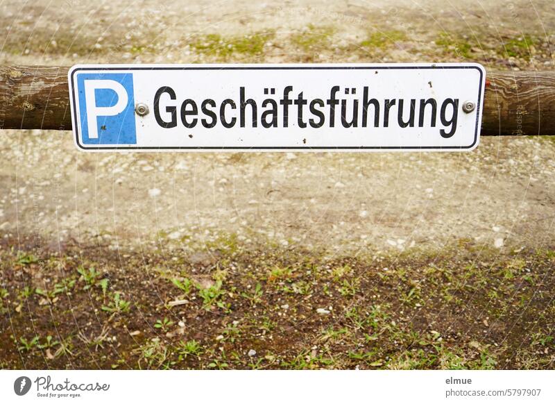 Schild  P Geschäftsführung an einem Holzbalken Parkplatz reserviert Ausnahmegenehmigung Parkplatzschild Parkplatz für Geschäftsführung Schilder & Markierungen