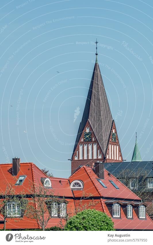 Kirche St. Nicolai Kirchturm Stadtkirche St. Nicolai St. Nicolai Kirche Westerland Sylt Insel Sylt Zentrum Kirchuhr Turm Achteckig Kupfergedeckten Turm Gebäude