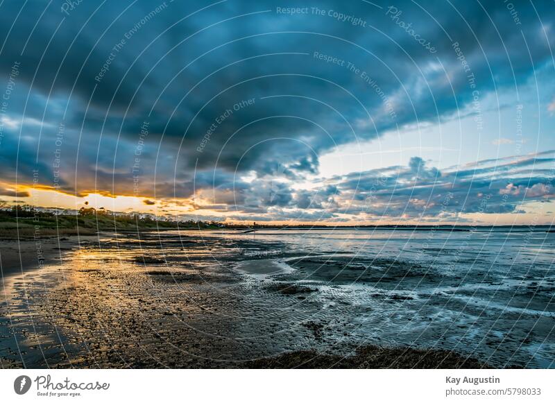 Sonnenuntergang Abendstimmung Am Wattenmeer Nordsee Küste Wolkenbild Wetter Regenwolken Nordseeinsel Ebbe und Flut Gezeiten Weite Farben Reflexion