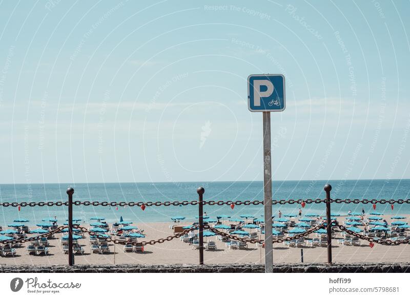 Hinweisschild auf einen Parkplatz für Fahrräder am Strand Fahrradparkplatz strandpromenade parken Fahrradständer Verkehrsmittel Stadt Außenaufnahme