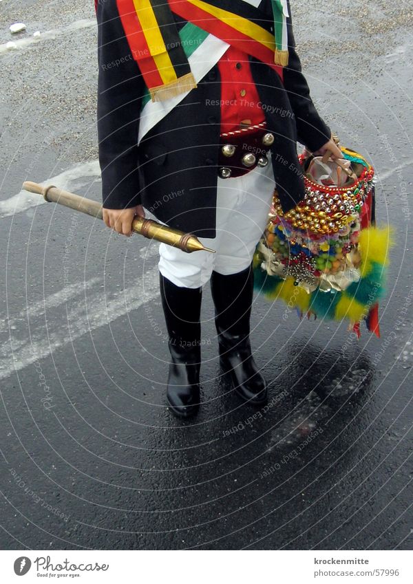 Fruchtbarkeitsspritze Röllelibutzen Altstätten Schweiz Rheintal Ostschweiz Spritze Schmuck Stiefel Kopfschmuck mehrfarbig Gürtel Tradition St. Gallen fassnacht