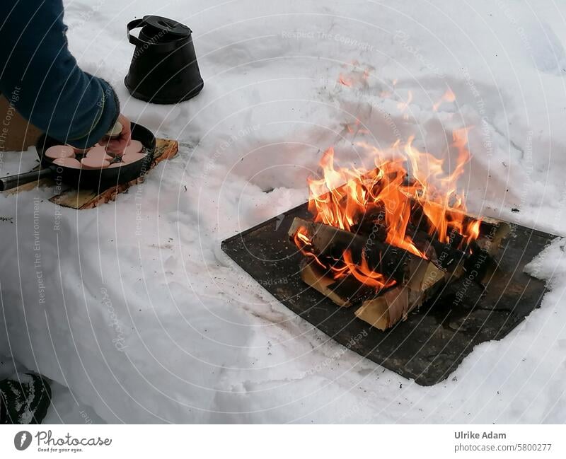 Lappland | Picknick mitten im Nirgendwo mit Falukorv Wurst , ein schwedischer Klassiker Rast Rastplatz Norden Eis Traumhaft Winterurlaub Idyllisch Tourismus