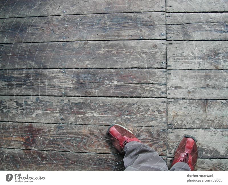 mach den weg frei Schuhe Turnschuh Holz Schiffsplanken Bodenbelag gehen stehen Flur laufen