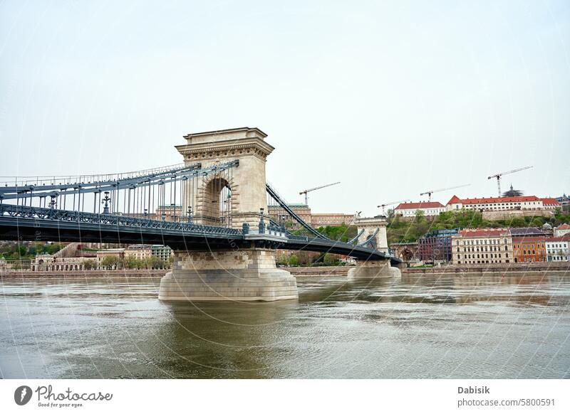 Stadtbild von Budapest mit Kettenbrücke entlang der Donau Donau Fluss Ungarn Architektur Großstadt beliebt berühmte Landmarke Tourismus Flussufer Skyline reisen