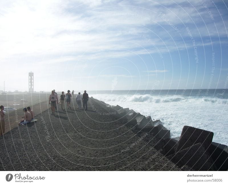 jardin maritim 1 Anlegestelle Deich Meer See Gischt Brandung Wellen Wellengang Sturm Beton Aussichtsturm Spaziergang Teneriffa Puerto de la Cruz Küste Wind böe