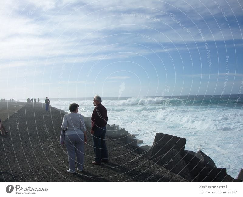 jardim maritim 2 Anlegestelle Deich Meer See Gischt Brandung Wellen Wellengang Sturm Beton Aussichtsturm Spaziergang Teneriffa Puerto de la Cruz Küste Wind böe