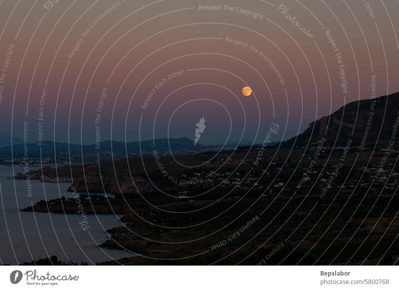 Panoramabild. Sonnenuntergang in der paradiesischen Bucht des Mittelmeers bei Scopello Italien Natur Sonnenaufgang Insel Felsen blau Urlaub Wasser mediterran