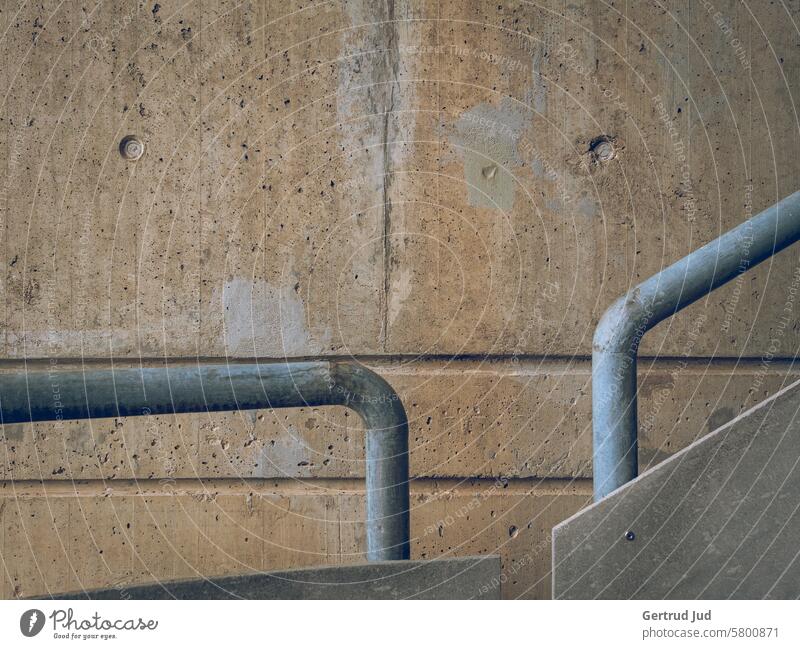 Betonwand und Stiegengeländer mit Freiraum für Texte Architektur Gebäude Fassade Haus Wand Mauer Außenaufnahme Menschenleer Bauwerk Stadt grau