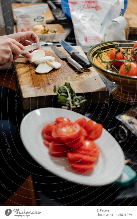 Authentische Küchenszene in der jemand eine Malzeit zubereitet Essen zubereitung Zubereitung von Speisen kochen Abendessen authentisch Essen zubereiten