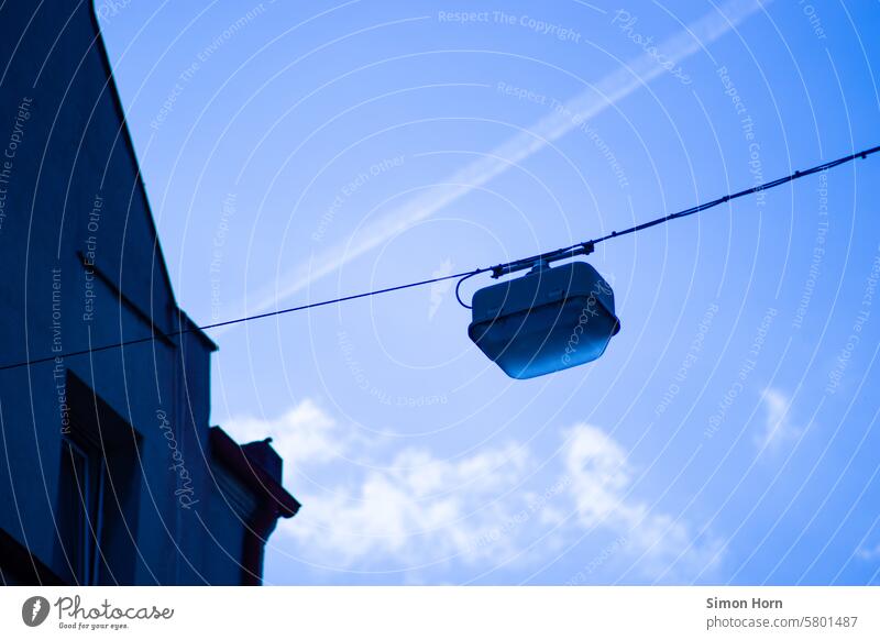 Straßenlaterne vor blauem Himmel Stadtansicht Tageslicht blauer Himmel Straßenbeleuchtung Kondensstreifen Wolke Sommer in der Stadt Beleuchtung Licht Lampe