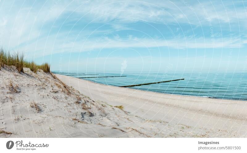 Sanddünen und Strand an der Ostsee Deutschland. Meereslandschaft, Sanddünenlandschaft mit Strand und blauem Meer. schön Wolke Himmel Küste Düne leer Dünengras