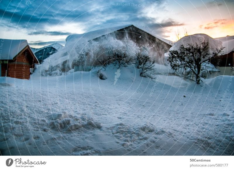 Winterlandschaft, Schneebedeckte Häuser in Abenddämmerung Tourismus Ferne Winterurlaub Berge u. Gebirge Landschaft Himmel Sonnenaufgang Sonnenuntergang Sturm