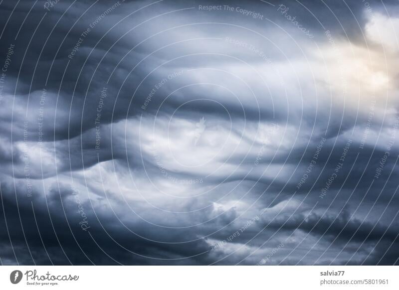 Wellen-Wolken dunkle Wolken Unwetter Himmel bedrohlich schlechtes Wetter Natur Klima Regen Gewitterwolken Sturm Umwelt dunkel Kontrast Endzeitstimmung