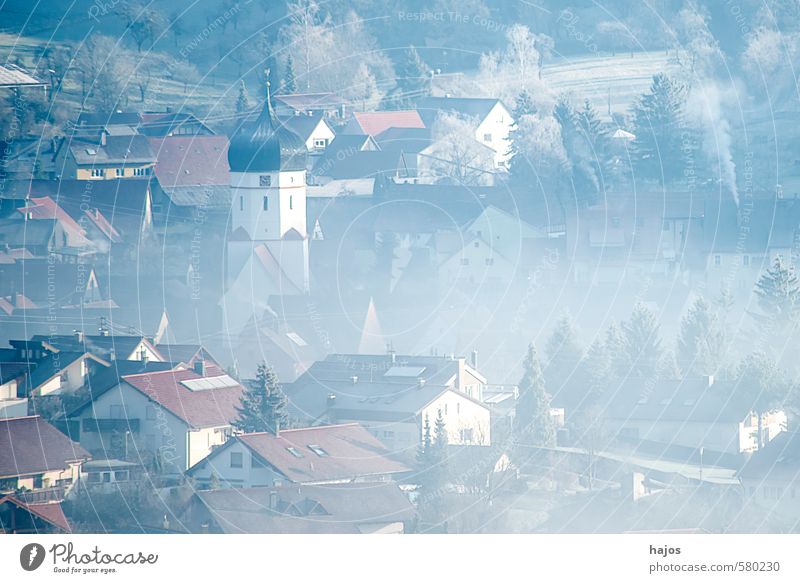 Dorf im Nebel Winter Haus Natur Landschaft Wetter Unterböhringen Deutschland Europa Kirche blau grau weiß Dunst Nebelbank Frost Eis feucht Hochebene Sicht null