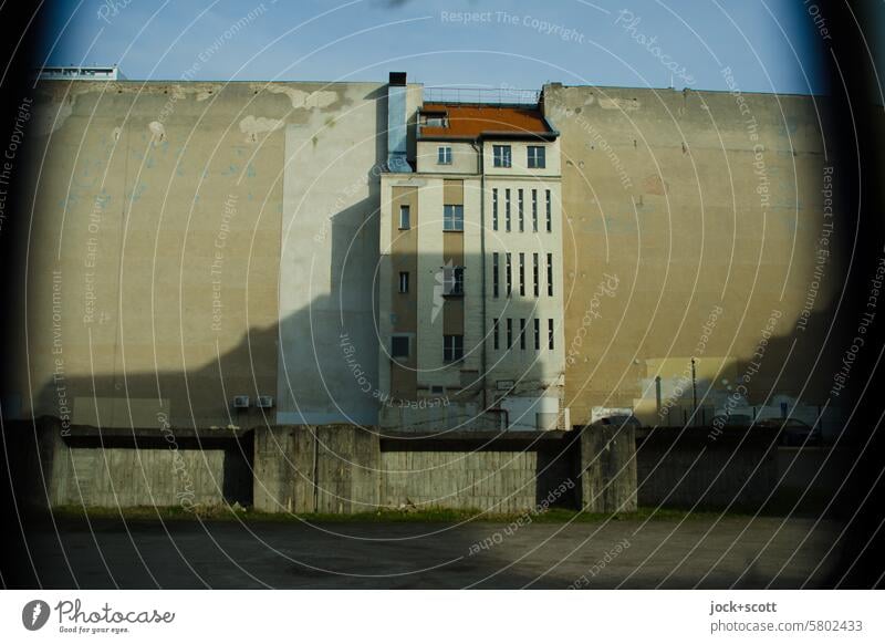 Hinterhaus und Brandwände Brandmauer Wandel & Veränderung historisch Symmetrie Fassade Berlin-Mitte Wolkenloser Himmel Stadthaus Architektur trist Schatten