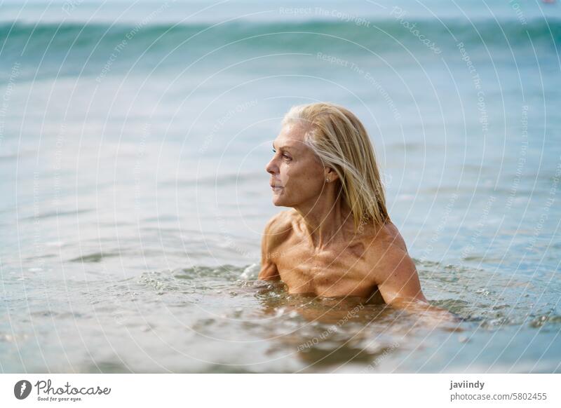 Ältere Frau in guter Verfassung beim Baden im Meer. reif MEER Strand schwimmen aktiv Schwimmsport Senior alt Wasser Person Sommer Natur Urlaub Lifestyle