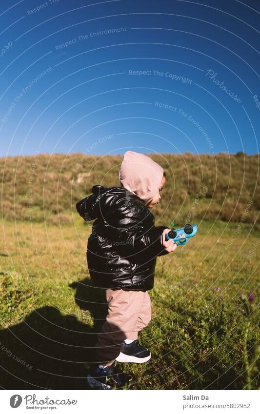 Kleiner hübscher Junge genießt sein Picknick wenig Baby Babys Babyjunge kleine Jungen kleiner Junge lieblich genießen Genuss genießend die Aussicht genießen