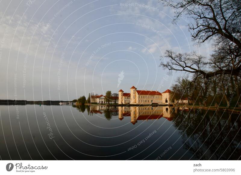 ans Wasser gebaut Abend Dämmerung Sehenswürdigkeit alt Reflexion & Spiegelung Turm See Spiegelungen Schlossgarten Schloss Rheinsberg Schlosspark historisch