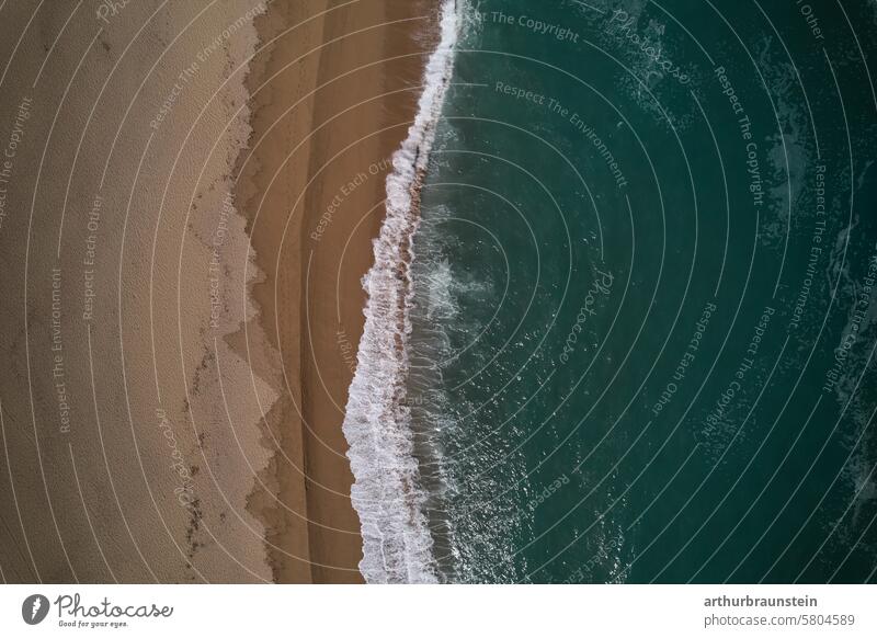 Wellen und Strand bei Sonnenlicht im Mittelmeer Tyrrhenisches Meer auf Sardinien von oben fotografiert Natur Meeresufer Meerwasser Meeresküste