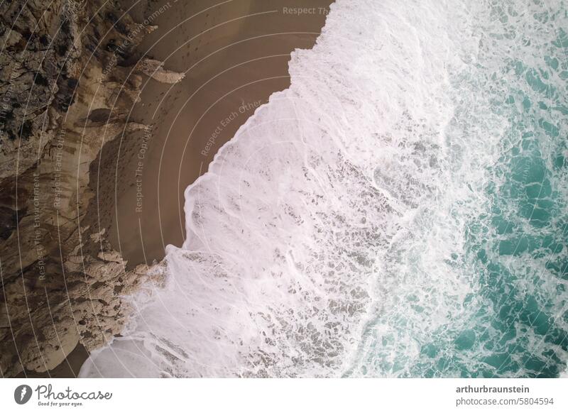 Wellen und Felsen am Strand von Cala Luna im Mittelmeer Tyrrhenisches Meer auf Sardinien von oben fotografiert Natur Meeresufer Meerwasser Meeresküste