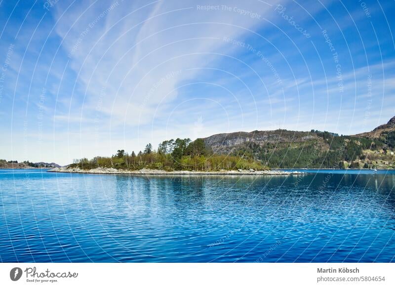 Insel mit Felsen und Bäumen in einem Fjord vor dem offenen Meer in Norwegen. Sonnenuntergang Berge u. Gebirge Wildnis Natur nordisch Panorama romantisch frisch