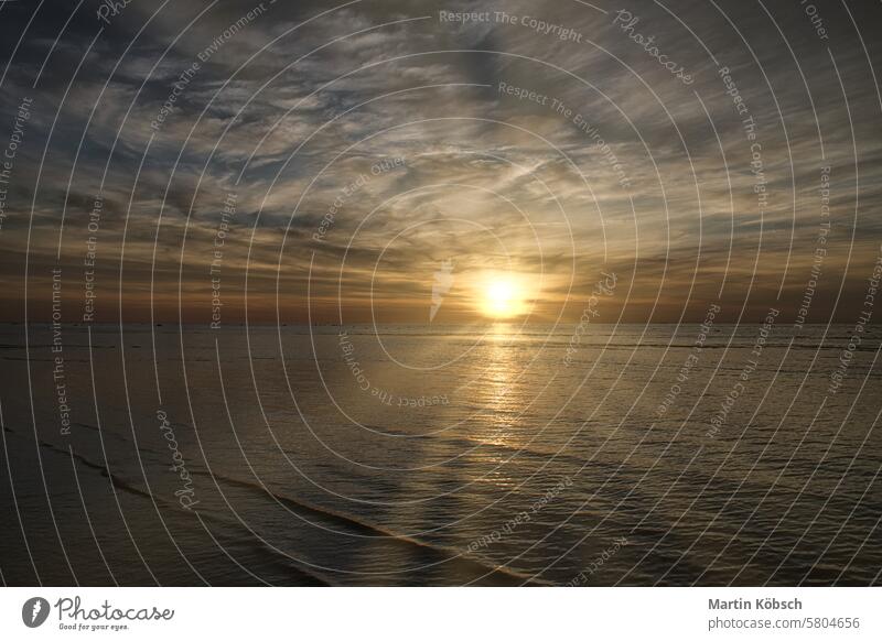 Sonnenuntergang am Strand am Meer. Sanfte Wellen. Glitzerndes Wasser. Die Ostsee Sonnenstrahlen Sonnenschein Reflexion & Spiegelung wellig Küste romantisch