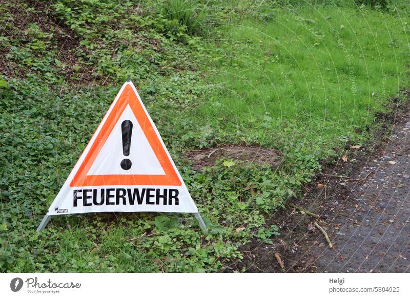 Feuerwehreinsatz Schild Warnung Hinweisschild Schilder & Markierungen Warnschild Warnhinweis Sicherheit Vorsicht Achtung Menschenleer Außenaufnahme gefährlich