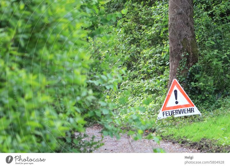 Alles wird gut | die Helfer sind schon da Feuerwehr Schild Gefahr Feuerwehreinsatz Weg Baum Strauch Wegrand Farbfoto Außenaufnahme Sicherheit Menschenleer