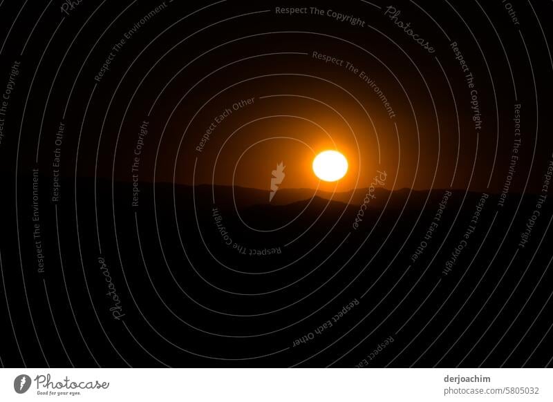 Die Sonne macht gleich Feierabend. Sonnenuntergangslandschaft Sonnenuntergangsstimmung Abend Himmel Sonnenlicht Außenaufnahme Abendstimmung Stimmung Horizont