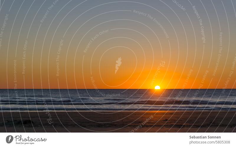 Sonnenuntergang über dem Mittelmeer in Kalabrien, Italien Strand Sonnenaufgang MEER Sommer Landschaft Hintergrund Natur schön Himmel Horizont Morgendämmerung