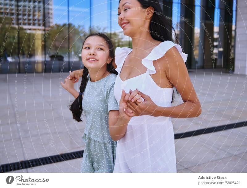 Mädchen mit Autismus-Spektrum hat Spaß mit ihrer Mutter beim Spaziergang in der Stadt Frau Tochter Kind Person mit Autismus ADHS Neurodiversität Kindheit