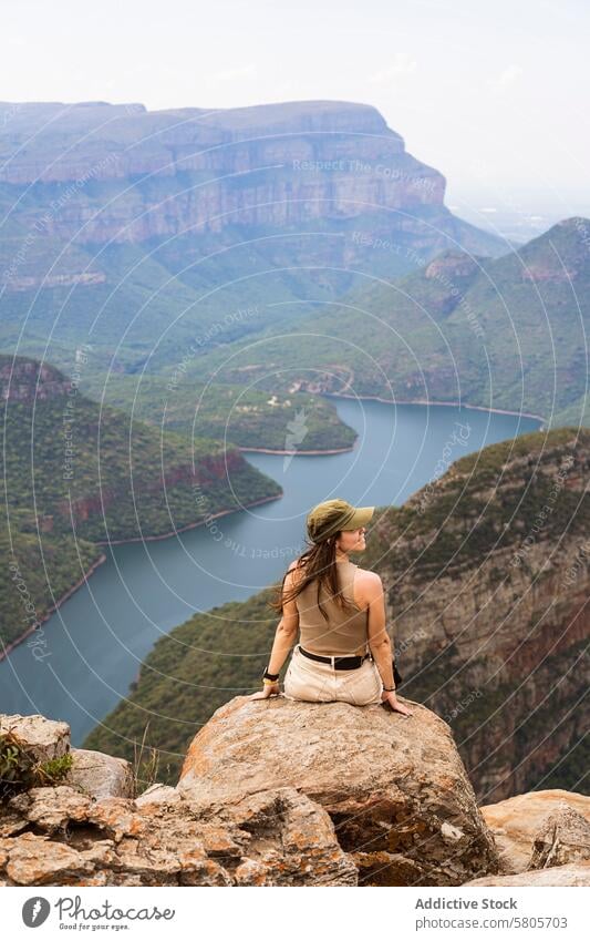 Frau bewundert den Blyde River Canyon in Südafrika Wanderer Wegsehen Schlucht Fluss Natur im Freien Abenteuer reisen Landschaft Grün Wildnis Erkundung Tourismus